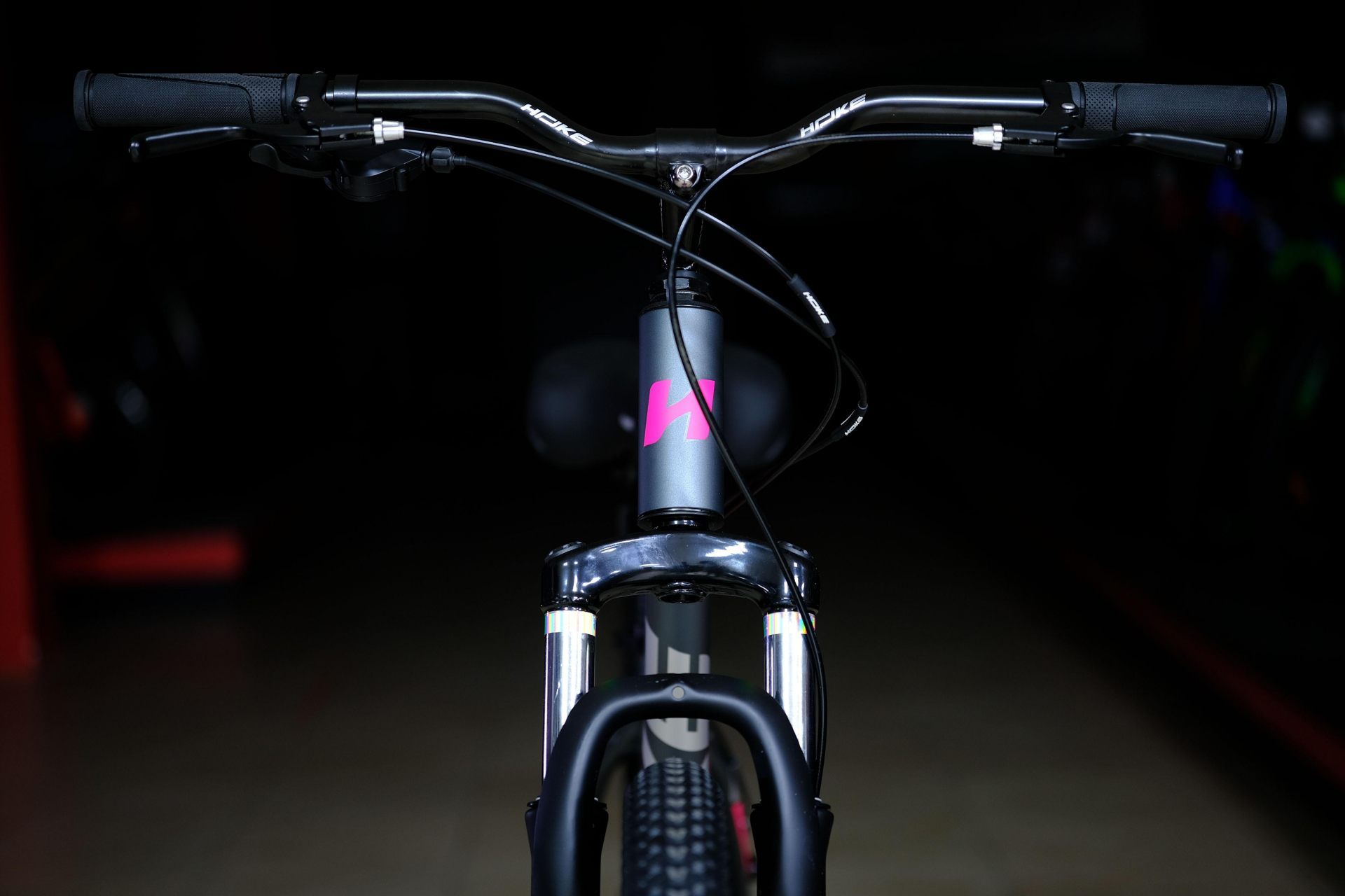 Вилка амортизационная пружинная 80 mm 
 HOKE Jade 100 MD матовый серый-розовый 15